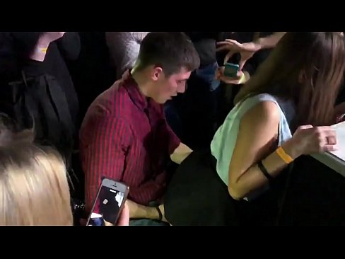 ❤️ Ubulili bangempela ku-nightclub yaseRussia. Intombazane yaseRussia eneminyaka engu-18 ubudala ingene endunu nasesithweni sangasese e-nightclub Izocansi ku-porn zu.thebestfetishsites.ru ❌